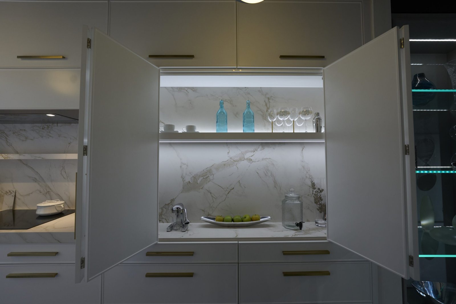 Dekton gold veined white bar niche