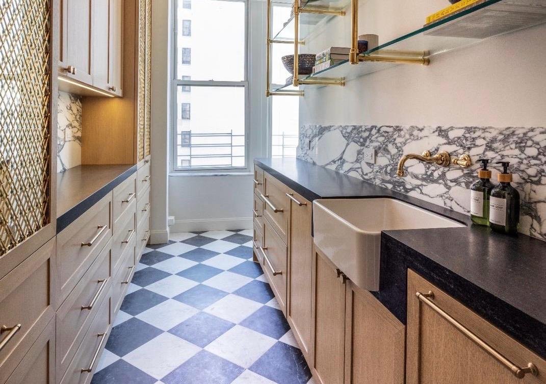 Arabescato Cerchia polished backsplash farmhouse sink