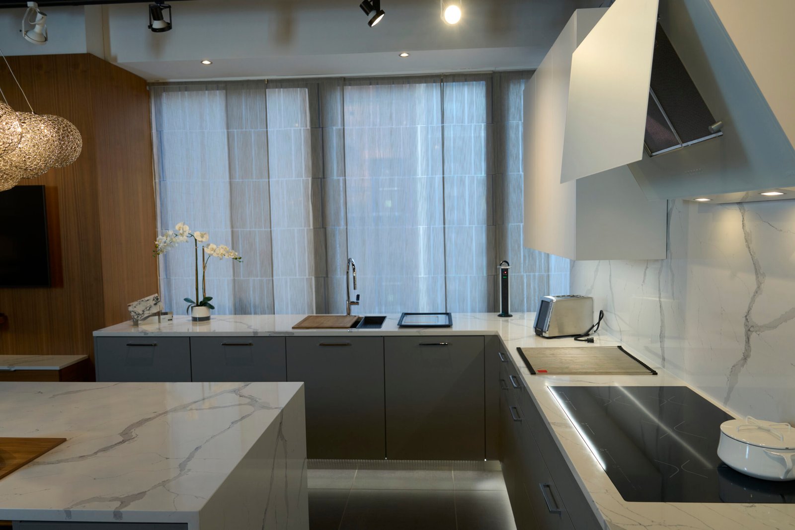 Quartz countertop backsplash induction cooktop