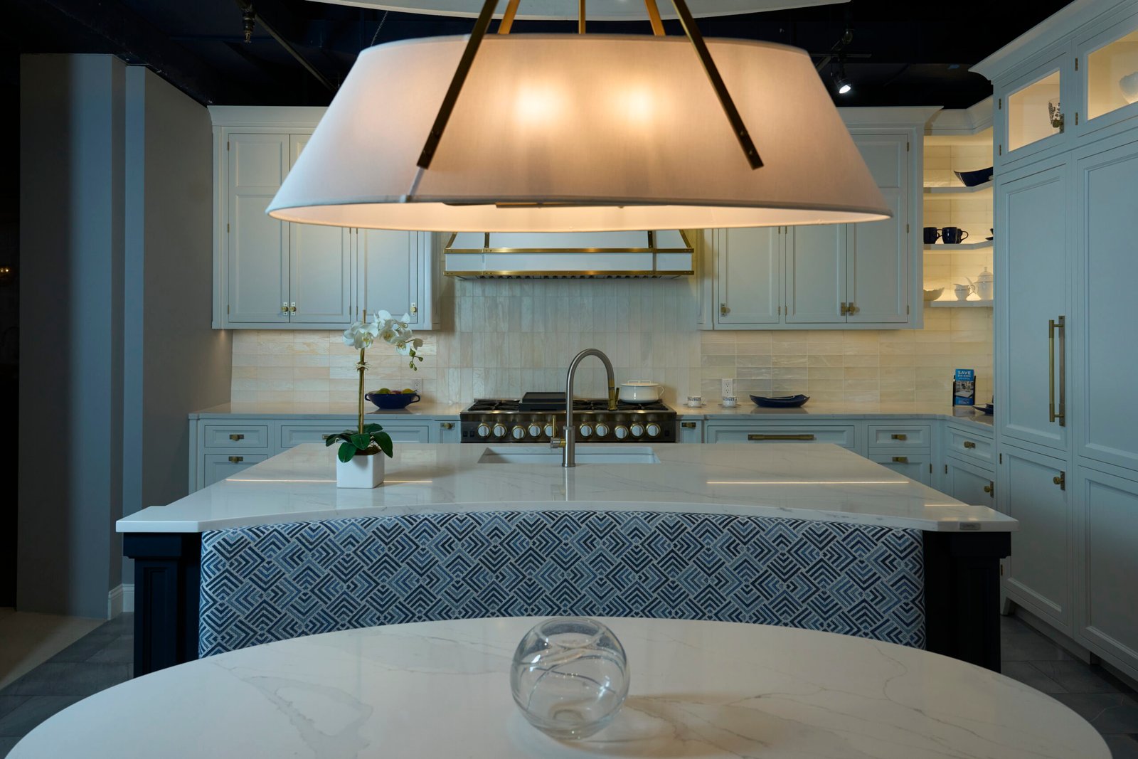 Quartz kitchen island countertop and stone backsplash