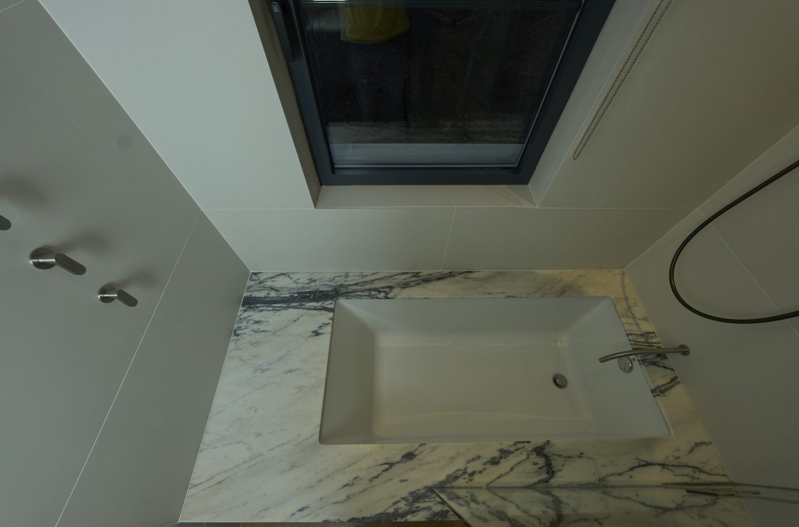 Natural stone bathtub surround deck black white veined